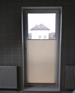 шторы плиссе бежевые на двери