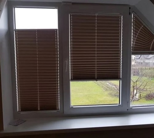 комбинированное окно со шторами плиссе